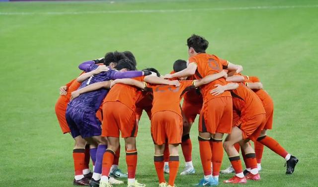 国内足球赛事上演激动人心的对决