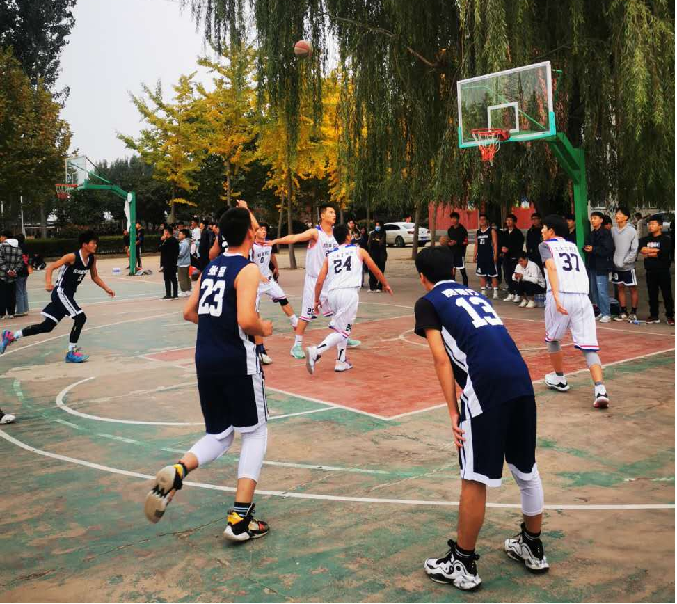 宁夏篮球场上热闹非凡，气氛火爆的简单介绍