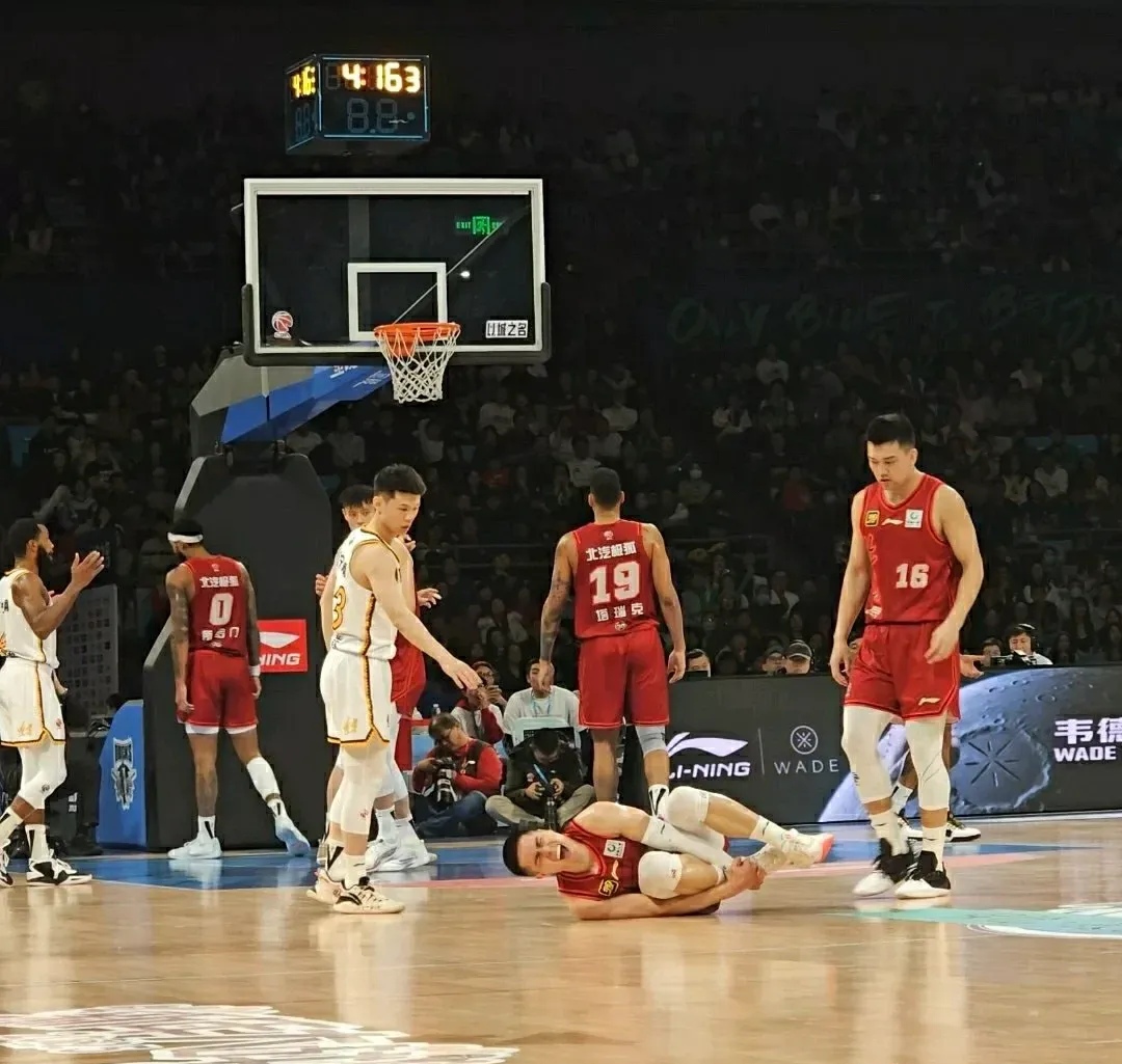 北京男篮对阵大连队，全队备战意志坚定(北京男篮对阵大连队,全队备战意志坚定不移)