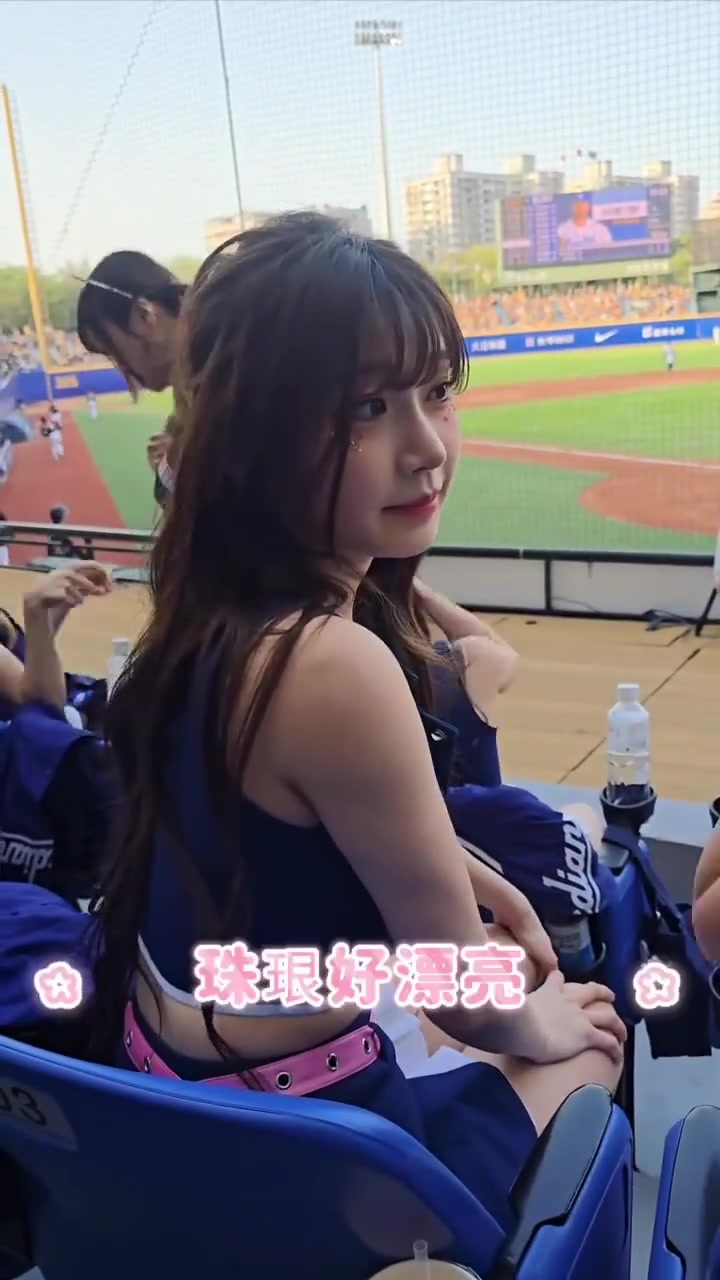 江苏啦啦队分享日常：听说你们更爱抽象的美女的简单介绍