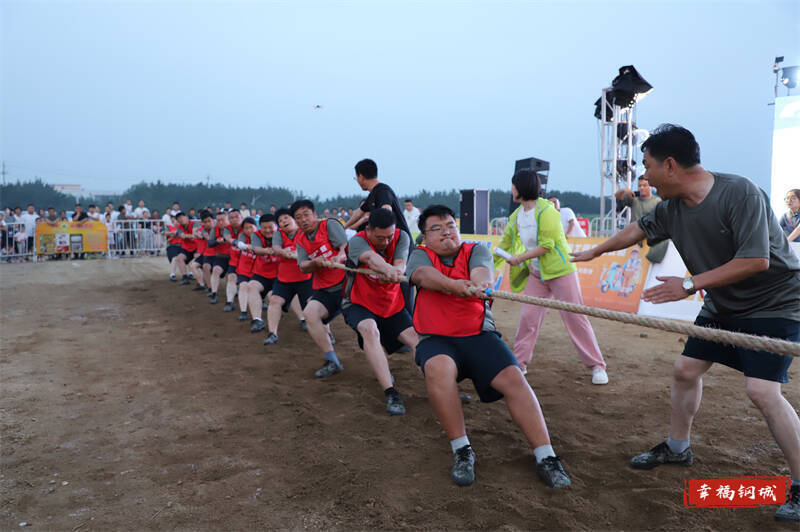激烈对抗赛场上演，球员们团结协作斗志昂扬
